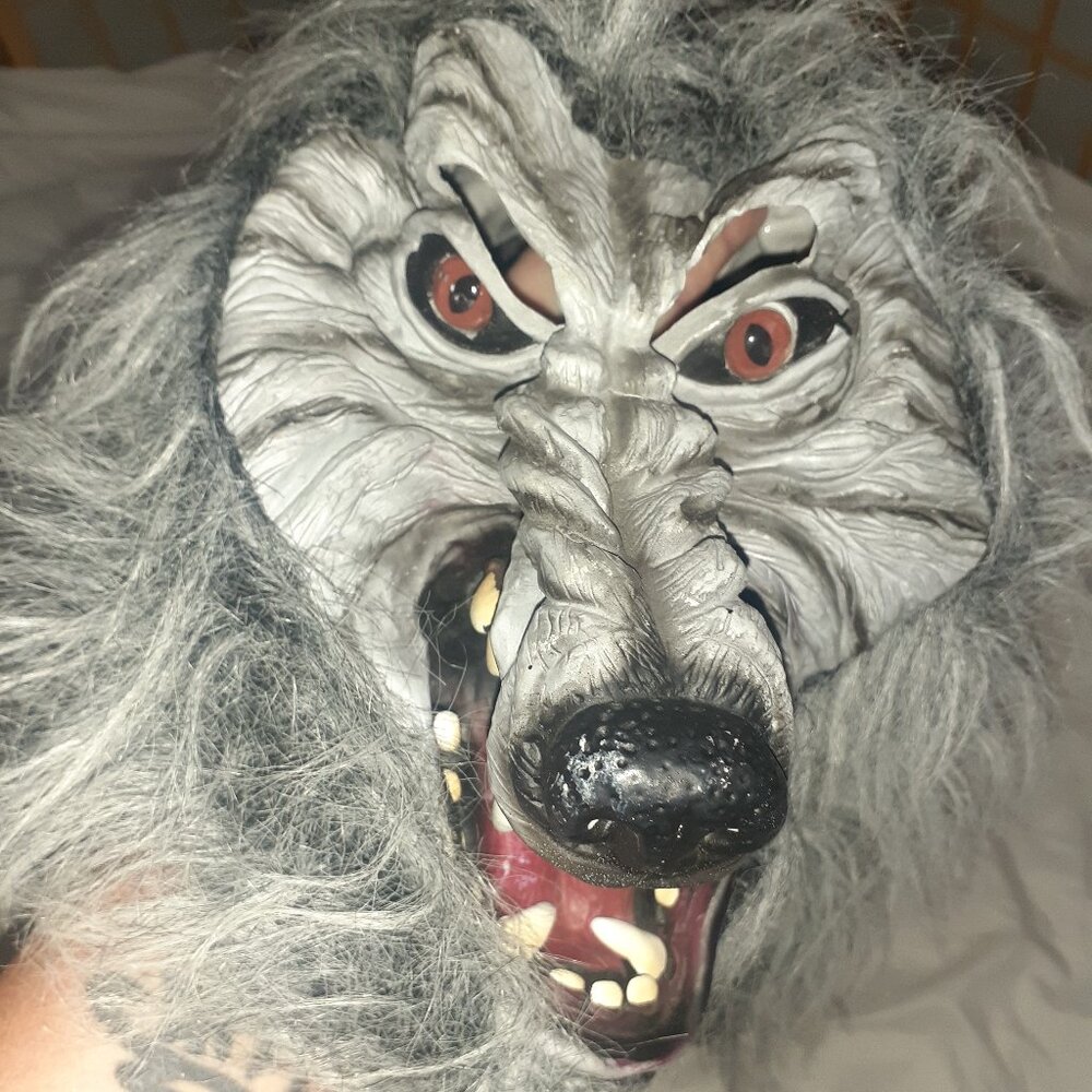 SPIRIT HALLOWEEN GREY WOLF MASK FULL FACE MOVEABLE MOUTH REALISTIC WEREWOLF